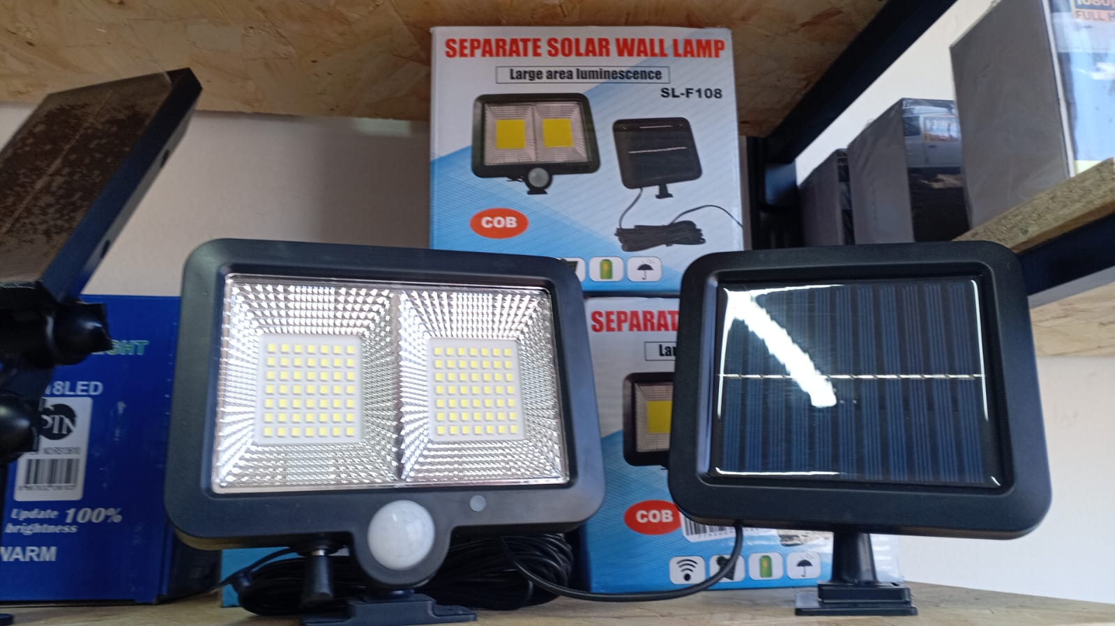 Lámpara solar LED con sensor de movimiento y control remoto - Imagen 3